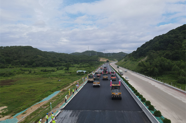 廣連高速lm02標瀝青路面下面層試驗段完成鋪築